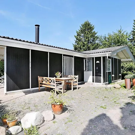 Tranquil Holiday Home In Hovedstaden With Terrace ジルレジェ